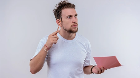 Een verwarde gamer met aantekeningen in zijn hand, die peinzend nadenkt over strategie of spelbeslissingen.